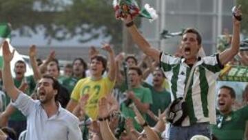 Un centenar de béticos protesta a las puertas del estadio