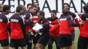 CON EL PROFE. Varios jugadores del Atlético bromean con el Profe Ortega en una sesión del Atlético.