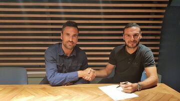 David Lombán tras firmar con el Málaga, estrecha la mano de Juan Rodríguez (ayudante de Caminero).