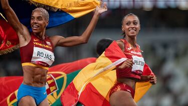 Ana Peleteiro, del Equipo Español, bronce en la final de triple salto de atletismo, celebra la medalla junto a Yulimar Rojas (oro) durante los JJOO 2020, a 1 de agosto, 2021 en Tokio, Japón SportMedia / Europa Press 01/08/2021