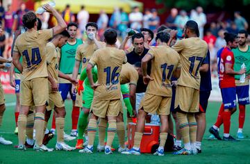 Xavi Hernández dando instrucciones a sus jugadores en la pausa para la hidratación.