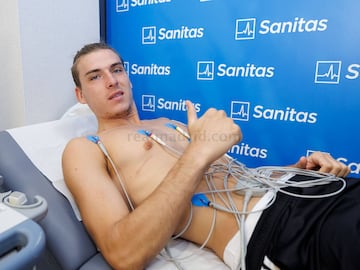 Lunin pasando el reconocimiento m¨¦dico.