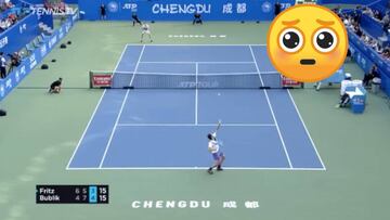 No es fake, aunque cuesta creerlo: impacto mundial con este indescifrable saque de tenis