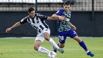 Matos (con el 18) disputa un bal&oacute;n con Jorge Fern&aacute;ndez.