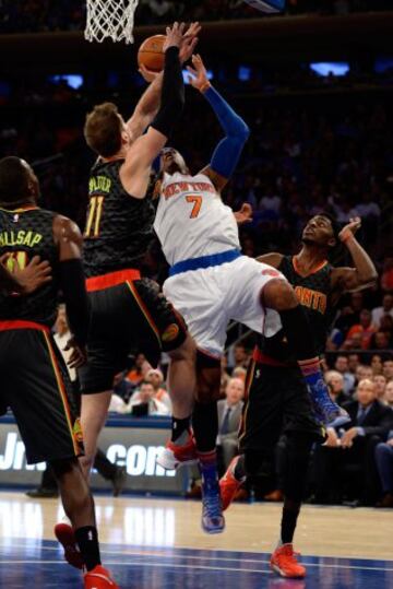 Carmelo Anthony de los Knicks disputa el balón con Paul Millsap, Tiago Splitter y Justin Holiday de los Hawks.