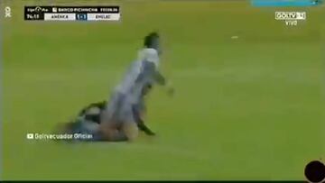 Le echan de su equipo por cometer un penalti absurdo