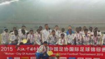 Jugadores y cuerpo t&eacute;cnico de la Selecci&oacute;n Colombia, en la premiaci&oacute;n del torneo ganado en China.