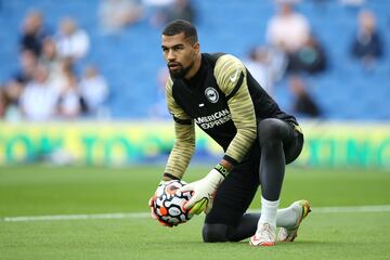 Natural de Cartagena, Murcia, Robert Sánchez lleva jugando en el Brighton and Hove Albion desde 2015, aunque en los últimos años ha estado cedido en el Forest Green Rovers y en el Rochdale. Arranca su segunda temporada en la Premier League. Tiene contrato hasta 2025 y su valor de mercado es de 8 millones de euros.