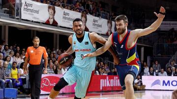 GRAF9653. ANDORRA LA VELLA, 30/05/2018.- Adam Hanga (i), alero h&uacute;ngaro del equipo catal&aacute;n, intenta avanzar presionado por David Jelinek, alero checo del equipo andorrano, durante el segundo partido de playoff de cuartos de final de la Liga A