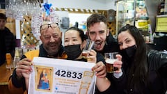 Los propietarios del Bar, La Bodega, celebran el premio dado por la administración 114 de Sevilla, a 22 de diciembre de 2021 en Sevilla (Andalucía, España)
Joaquin Corchero / Europa Press
(Foto de ARCHIVO)
22/12/2021  LOTERIA NAVIDAD 2021 CUARTO PREMIO