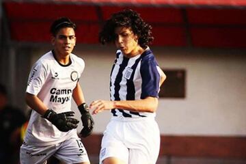 Sebastián Pineau nació en Santiago de Chile, hijo de francés y de peruana. Con 18 años, y formado en Alianza Lima, actualmente juega en Universidad César Vallejo.