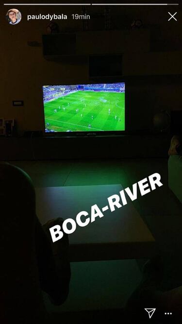 ¿A quién habrá aletado? A pesar de la diferencia horaria, Paulo Dybala siguió el Boca - River