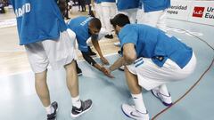 Walter Tavares y Facundo Campazzo se saludan antes del Real Madrid-Barcelona de la Euroliga.