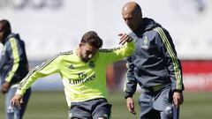 Zidane, junto a Mayoral en un entrenamiento.