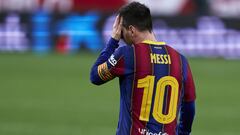 SEVILLE, SPAIN - FEBRUARY 10: Lionel Messi of FC Barcelona reacts during the Copa del Rey Semi Final First Leg Match between Sevilla FC and FC Barcelona at Estadio Ramon Sanchez Pizjuan on February 10, 2021 in Seville, Spain. Sporting stadiums around Spain remain under strict restrictions due to the Coronavirus Pandemic as Government social distancing laws prohibit fans inside venues resulting in games being played behind closed doors. (Photo by Mateo Villalba/Quality Sport Images/Getty Images) LEO MESSI TRISTEZA