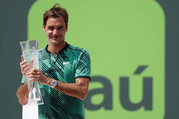 Roger Federer of Switzerland holds the Butch Buchholz trophy