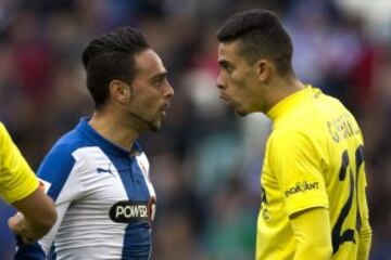 El delantero del RCD Espanyol Sergio García discute una jugada con el defensa brasileño del Villarreal Gabriel Paulista, durante el partido de la undécima jornada de liga de Primera División que ambos equipos disputan hoy en el estadio Cornellà-El Prat. 