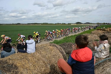 Los espectadores observan al pelotón durante la 123.ª edición de la París-Roubaix.