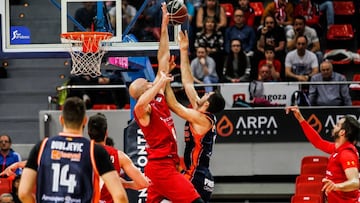 14/04/2018 Tecnyconta Zaragoza ante Valencia Basket en Liga Endesa.
El Valencia Basket logró un importante triunfo en su visita al Tecnyconta Zaragoza (74-97) para mantener la cuarta posición en la Liga Endesa en la vigésimo octava jornada de competición, además de seguir la estela de Barça Lassa y Kirolbet Baskonia a la espera de sus resultados este domingo.
DEPORTES
ACB MEDIA