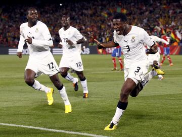 El delantero que portaba el 3. El punta ghanés se dio a conocer en el mundo del fútbol por sus goles en el Mundial de Sudáfrica de 2010. Un penalti fallado en el minuto 120 en cuartos ante Uruguay propició que se llegara a la tanda donde se clasificó el conjunto charrúa