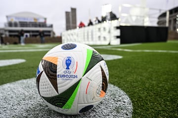 Berlin (Germany), 15/11/2023.- The official match ball of the UEFA Euro 2024 is presented during a special event in Berlin, Germany, 15 November 2023. Germany will host the UEFA Euro 2024 tournament from 14 June to 14 July 2024. (Alemania) EFE/EPA/FILIP SINGER