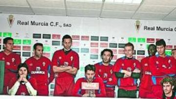 <b>TODOS A UNA. </b>Tras dos comunicados públicos y las reuniones con Legalia y Cuatrecasas, la plantilla se verá hoy con el bufete Sagardoy.