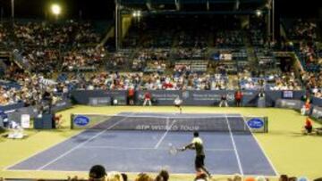 El tenista francés Gael Monfils (abajo) devuelve una bola al español Roberto Bautista Agut (arriba).