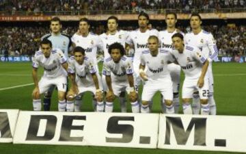 De pie, y de izquierda a derecha: Casillas, Ramos, Xabi Alonso, Khedira, Carvalho y Cristiano. Agachados, y en el mismo orden: Arbeloa, Di Mar¨ªa, Marcelo, Pepe y ?zil