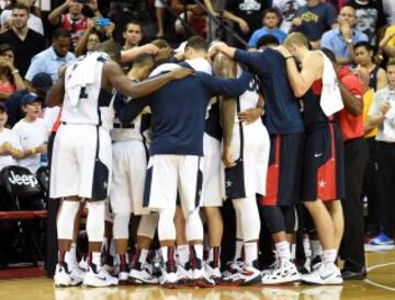 Los miembros de la selección de Estados Unidos se conjuran después de que Paul George se hubiese retirado de la pista tras su grave lesión.