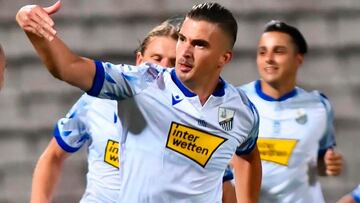 Carlitos López celebra uno de sus goles en la Superliga griega con el PAS Lamia.