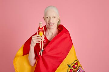 La atleta paralímpica española Susana Rodríguez posa con su muñeca Barbie. 