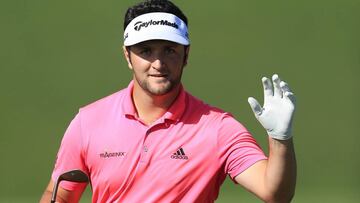 Jon Rahm saluda al público durante la disputa del noveno hoyo.