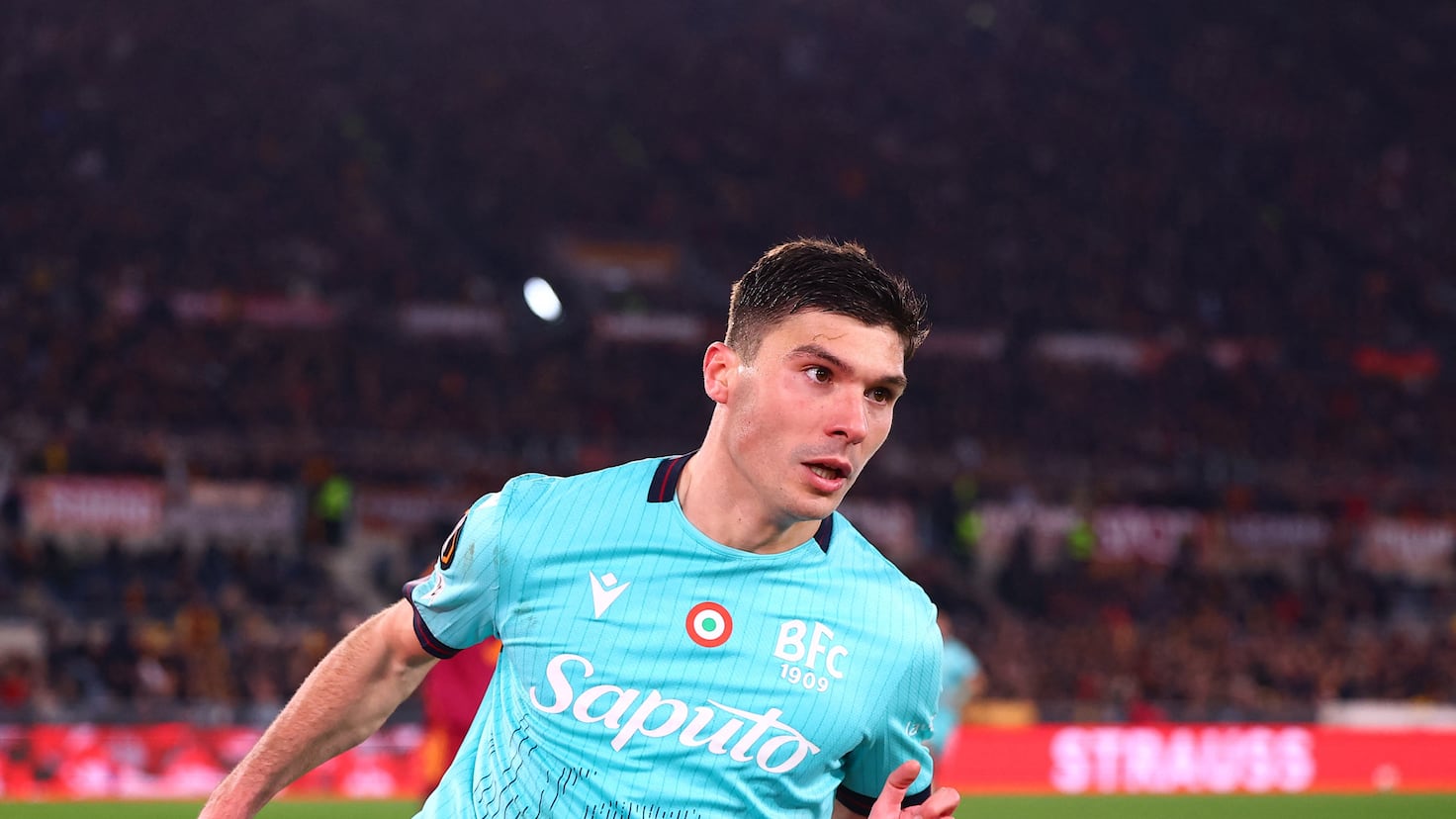 Jugadores de Roma y Bolonia durante el partido de Europa League