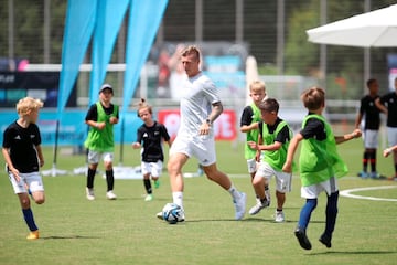 El alemán juega con un grupo de niños en la Toni Kroos Academy. 