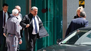 MADRID, 19/04/2023.- El presidente del FC Barcelona, Joan Laporta (c), a su salida de la Asamblea General de LaLiga, celebrada este mi¨¦rcoles en Madrid, en mitad de la pol¨¦mica generada por el caso Negreira y tras sus ¨²ltimas declaraciones en las que acus¨® de "irresponsable" al presidente de la patronal de clubes, Javier Tebas, y de "c¨ªnico" al Real Madrid por personarse en el procedimiento. EFE/ Javier Liz¨®n