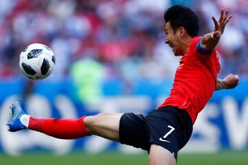 Son Heung-min controla el balón.