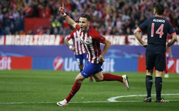 Saúl celebra el gol al Bayern.