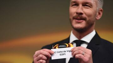 Former Swedish player Patrik Andersson shows the name of Celta Vigo football club during the UEFA Europa league draw for the semi-finals, on April 21, 2017 in Nyon. / AFP PHOTO / Richard Juilliart