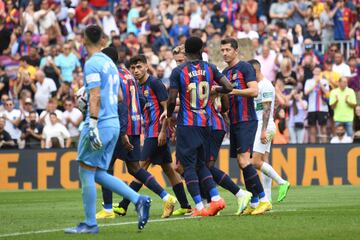 Lewandowski celebra el 1-0 al Elche con el resto de jugadores del Barça.
 

