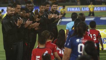 La calle de honor en la final de la Liga Águila Femenina