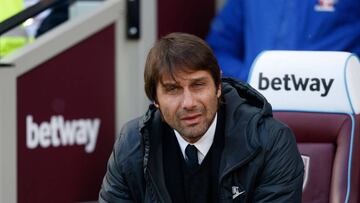 Chelsea's Italian head coach Antonio Conte awaits kick off in the English Premier League football match between West Ham United and Chelsea at The London Stadium, in east London on December 9, 2017. / AFP PHOTO / Ian KINGTON / RESTRICTED TO EDITORIAL USE. No use with unauthorized audio, video, data, fixture lists, club/league logos or 'live' services. Online in-match use limited to 75 images, no video emulation. No use in betting, games or single club/league/player publications. /