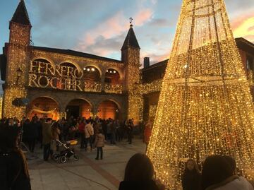 Así de bonito lució la iluminación del pueblo zamorano de Puebla de Sanabria durante el ensayo general tras ganar el concurso navideño de Ferrero Rocher para ser la localidad mejor iluminada de España.