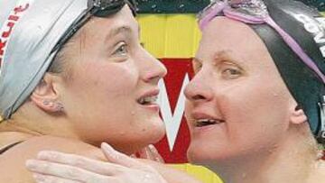 <b>TERCERA MEJOR MARCA.</b> Mireia Belmonte celebra con Kirsty Coventry tras marcar el tercer mejor tiempo de la historia de la modalidad.