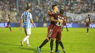 AME2335. TUCUMÁN (ARGENTINA), 07/03/2020.- Matías Suárez (c) de River Plate celebra con su compañero Nicolás de la Cruz (d) luego de anotar un gol durante el partido por la Superliga Argentina entre Atlético Tucumán y River Plate este sábado, en el estadio Monumental José Fierro de Tucumán (Argentina). EFE/ Nicolás Núñez