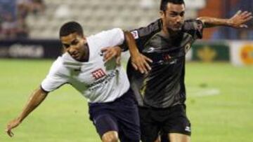 <b>DISPUTADO. </b>Dani Carril intenta adelantarse a Lennon en una acción del primer tiempo. El internacional inglés marcó las diferencias ayer en el Rico Pérez.