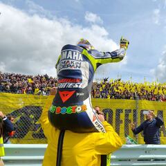 Rossi cumple hoy 42 y Fonsi no le ve retirándose sin público