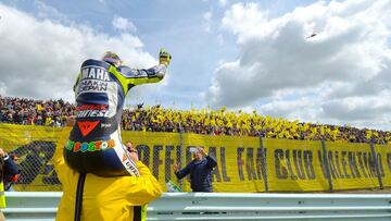 Rossi saludando a sus fans.