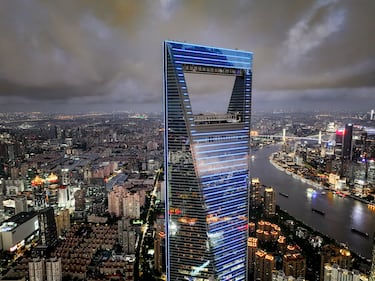 El Shanghai World Financial Center (conocido por sus siglas SWFC) es un rascacielos altísimo situado en el distrito de Pudong, en Shanghái. Es el segundo edificio más alto de la ciudad, solamente superado por la Torre de Shanghái, que saldrá más adelante en este fotorrelato. Su altura final es de 492 metros y tiene 101 pisos. El diseño del Shanghai WFC es único en el mundo ya que cuenta con una apertura en la punta, como la torre Insignia de la ciudad de Shanghái, como solución para la presión del viento sobre el edificio.