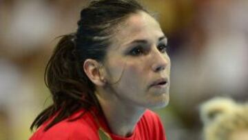 La jugadora española de balonmano será baja para lo que queda de torneo, tras confirmar las pruebas médicas a las que se ha sometido que sufre una rotura en el ligamento lateral interno de la rodilla izquierda.