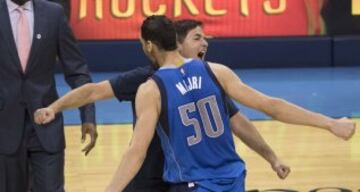 Mark Cuban, propietario de los Dallas Mavericks celebra la victoria con Salah Mejri.